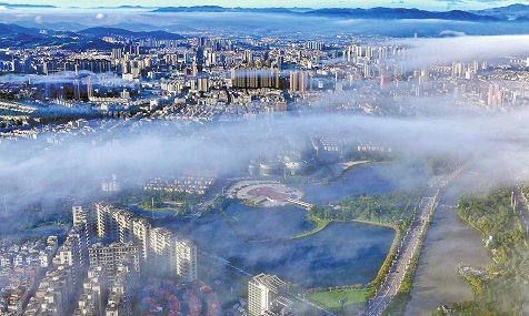 一城煙火半城云　玉溪冬曉畫中來